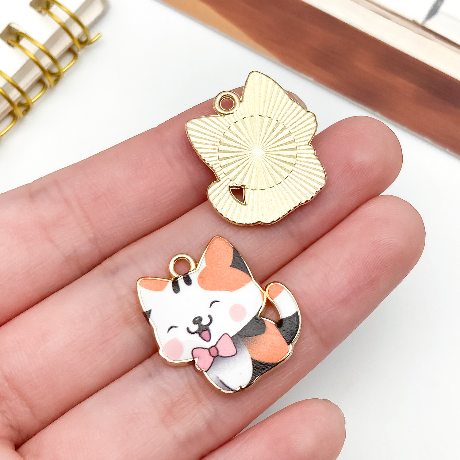 23557-XP-KC金黄色滴油锌合金领结印花猫咪21x20