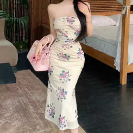 性感辣妹风抹胸碎花连衣裙高级感女夏收腰褶皱包臀中长裙跨境批发