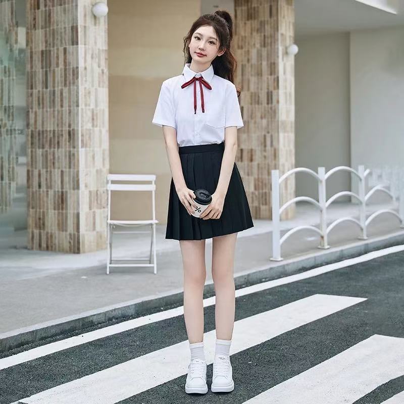 여성용 반팔 + 주름 스커트 + 레드 윈드 차임 나비 넥타이