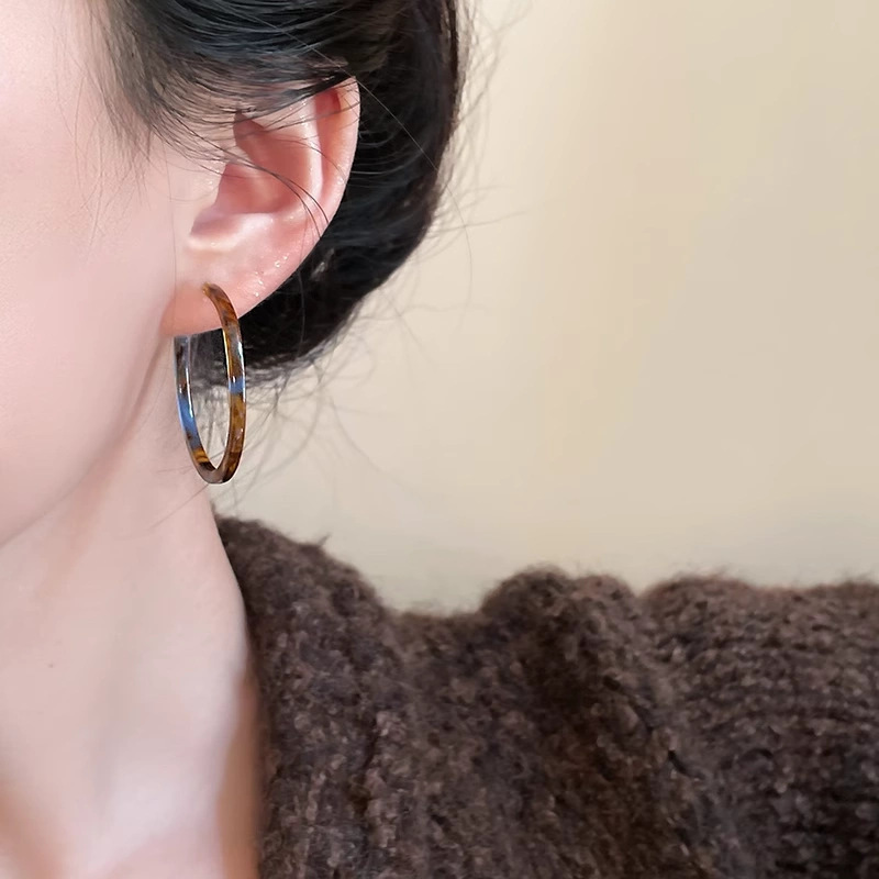 Anillo de vinagre ámbar de oxígeno gran anillo de aretes de aretes de aretes para mujeres explosión de alta calidad aretes de aretes de color único de verano