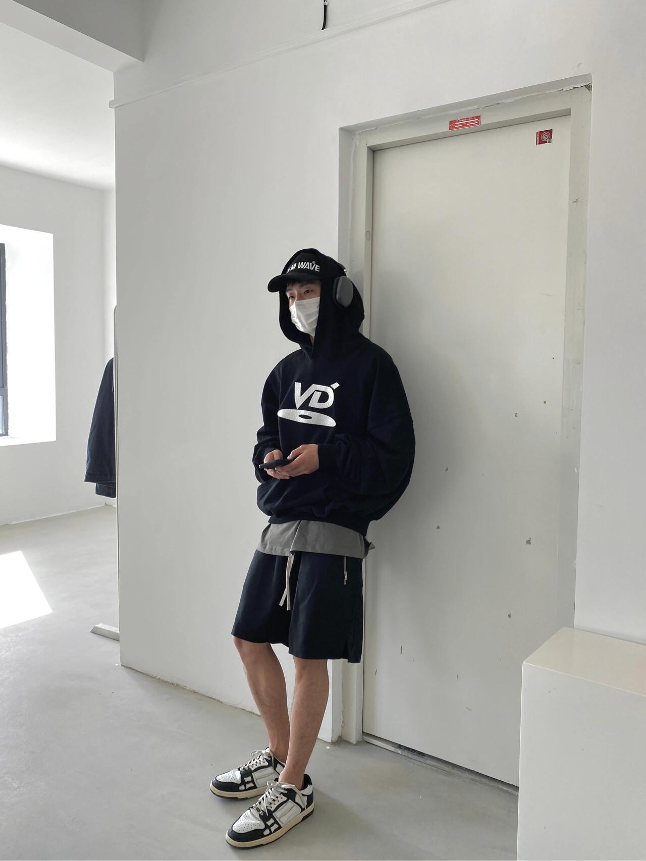 Felpa nera con cappuccio e lettera ricamata unisex_voghion.com