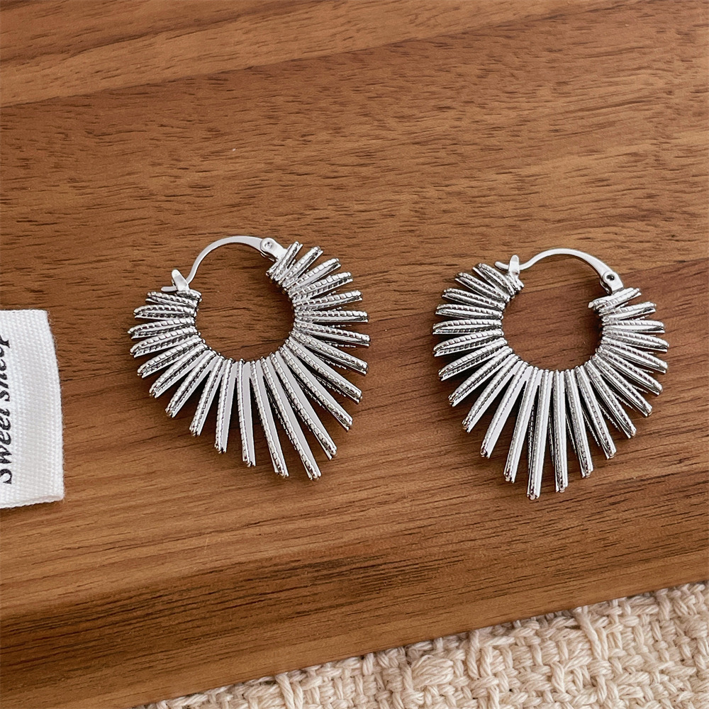 Bronce chapado en oro real línea europea y americana exagerada pendientes de corazón de melocotón para mujeres nuevas moda nicho personalidad de alta sensación pendientes