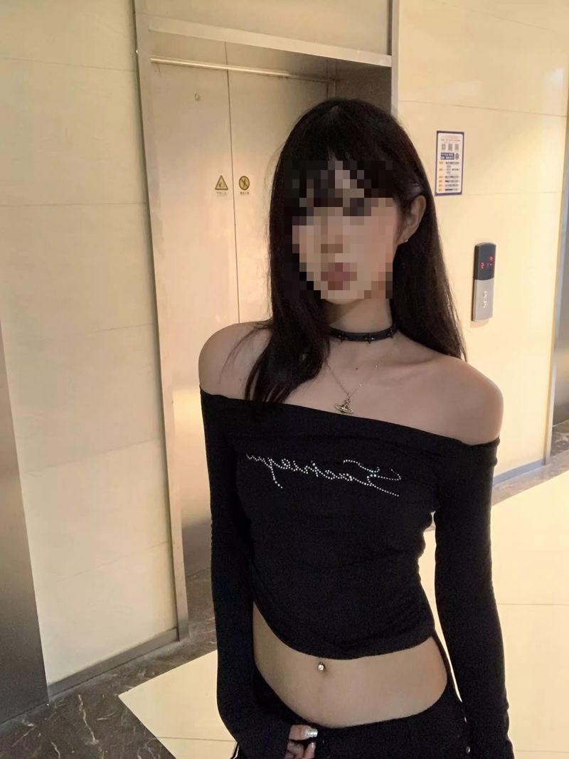 美式辣妹烫钻一字肩锁骨长袖恤女秋季新款纯欲绑带修身露肩上衣