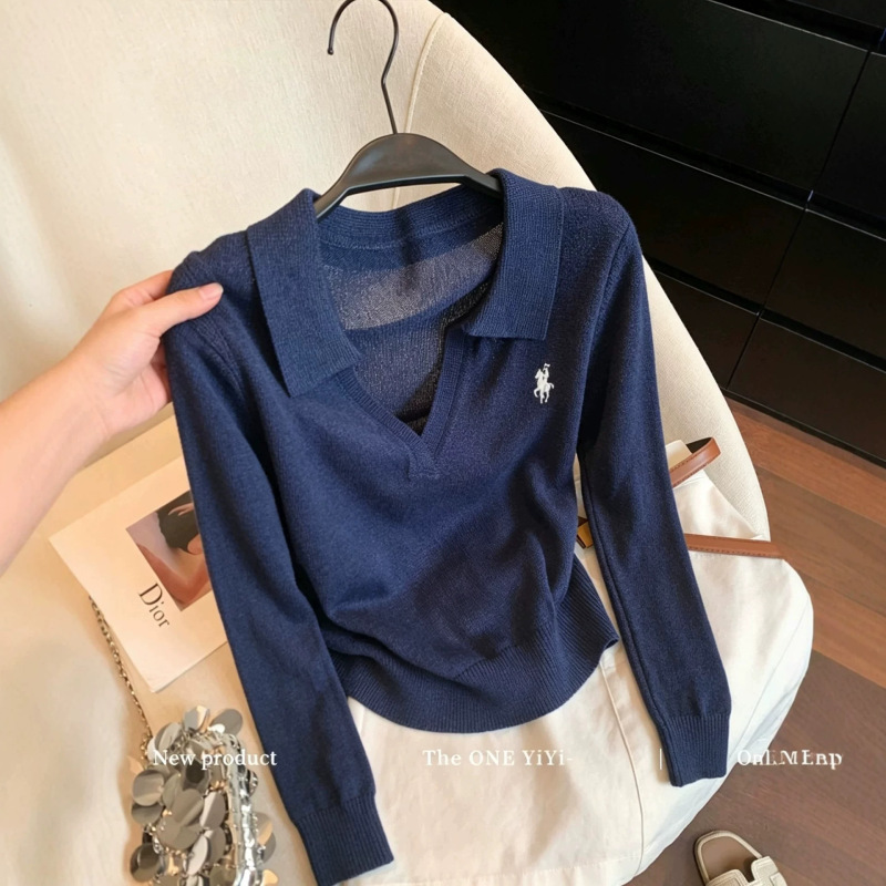 Navy blue polo-neck knit sweater with a small horse embroidery, 2026 early autumn new collection, women's long-sleeved top with a classic, elegant style that creates a slimming effect Navy blue polo-neck knit sweater with a small horse embroidery, 2026 early autumn new collection, women's long-sleeved top with a classic, elegant style that creates a slimming effect