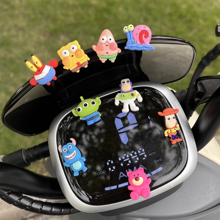 Accesorios de automóviles eléctricos adornos de automóviles de dibujos animados lindos 2023 nuevos accesorios de decoración de motocicleta en línea
