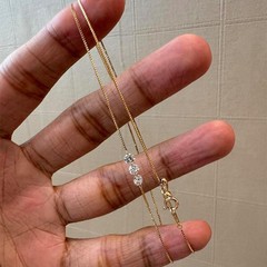 洗練された金色の三ドリルのネックレスは高級感があります。