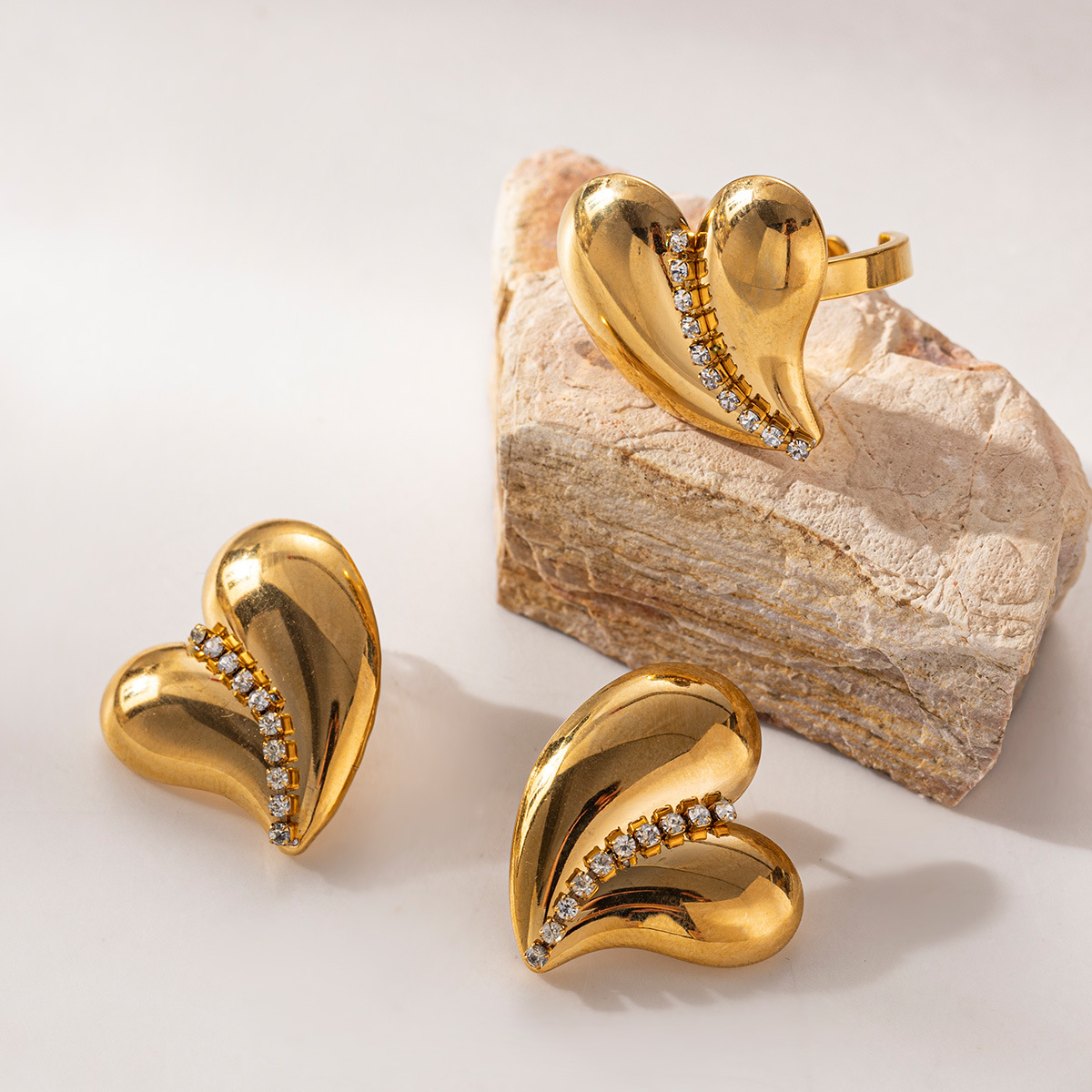 Taena Pendientes de acero inoxidable europeos y americanos Sensación simple de alta calidad Moda dama amor anillo de circón conjunto de pendientes al por mayor