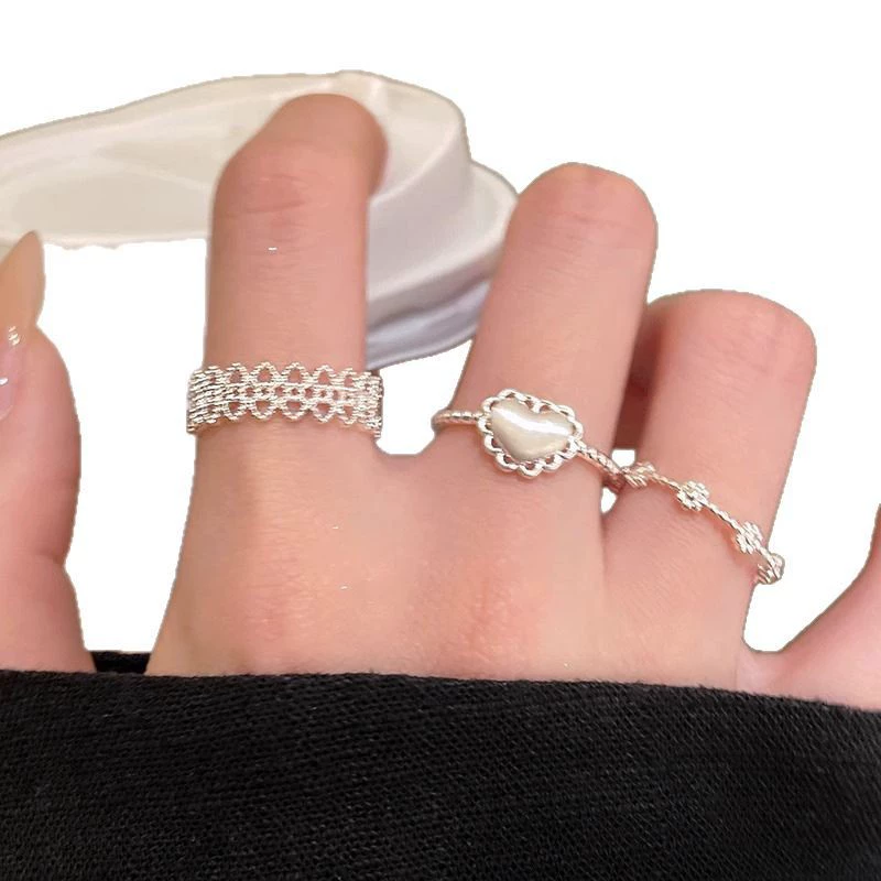 Матовое маленькое дизайнерское кольцо, кружевное платье, тренд сезона, на указательном пальце, стиль легкой роскоши