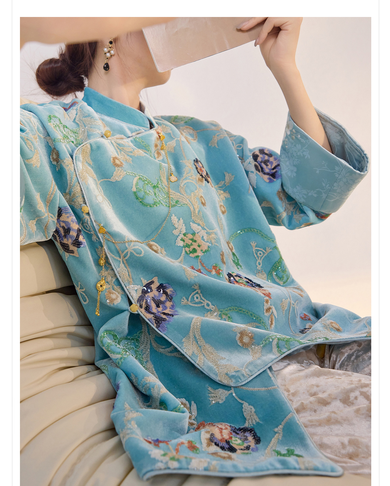 Áo sơ mi satin thêu hoa phong cách Trung Hoa cổ tiền M3003 — Màu xanh nước hồ chi tiết 2