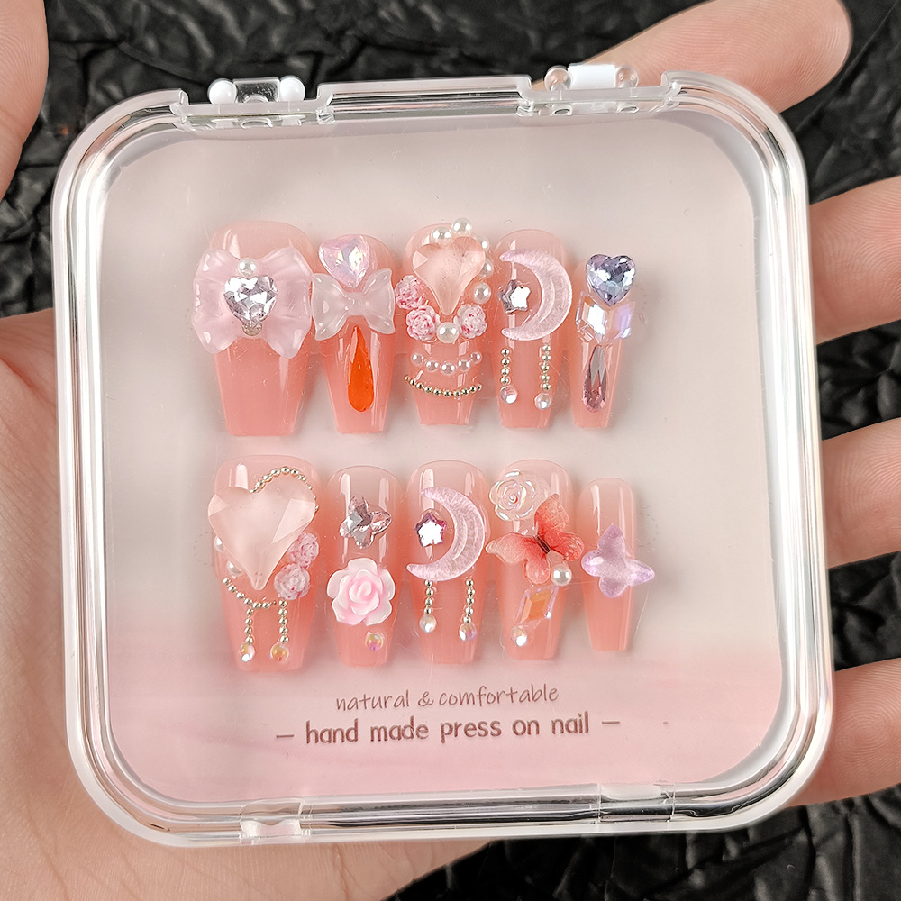Una clara sensación pura de manicure suave 3D arco tridimensional 10 piezas de uñas falsas para clarear las uñas.