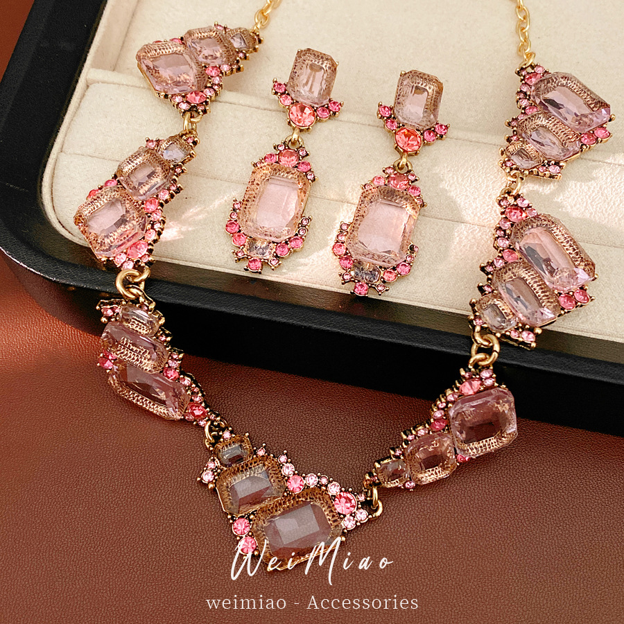 Collar cuadrado de color rosa con diamantes geométricos irregulares, lujo ligero, nicho, cadena de clavícula, conjunto de joyas de alta calidad.