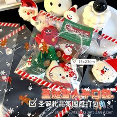 クリスマス雪だるまの平ポケットにカードを出して、クリスマスの祝日のプレゼントの包装袋を包装します。