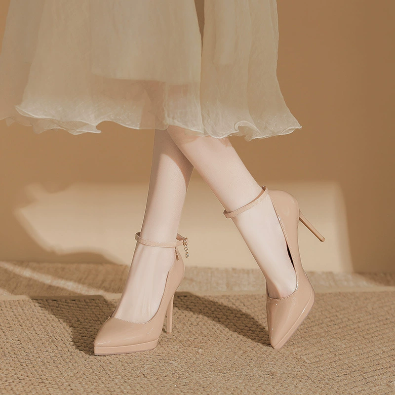 Обнаженные новые туфли на каблуках на высоком каблуке женщины с заостренным неглубоким ртом