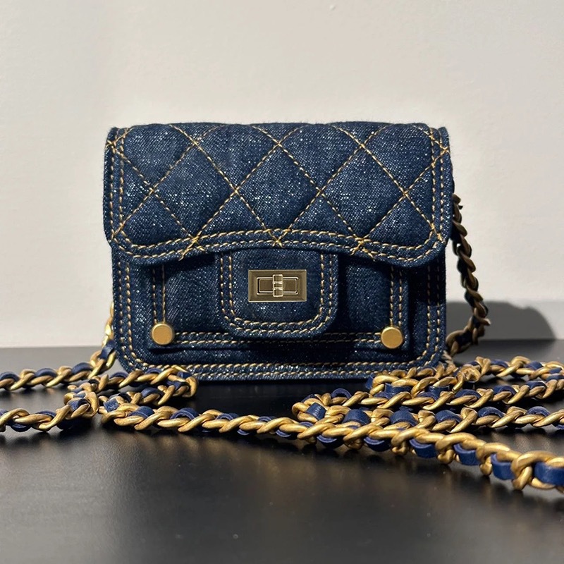 Dames mini schoudertas van gewassen denim met kettingdetail_voghion.com