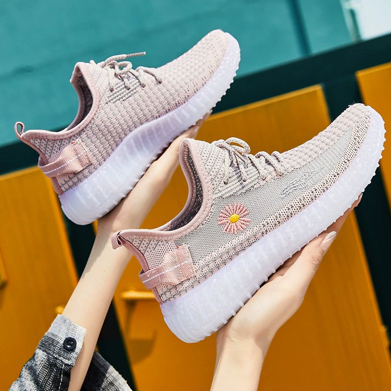 Женская обувь Little Daisy, летняя студенческая спортивная повседневная обувь, светящиеся белые туфли для бега, дышащая сетчатая обувь с кокосовым плетением