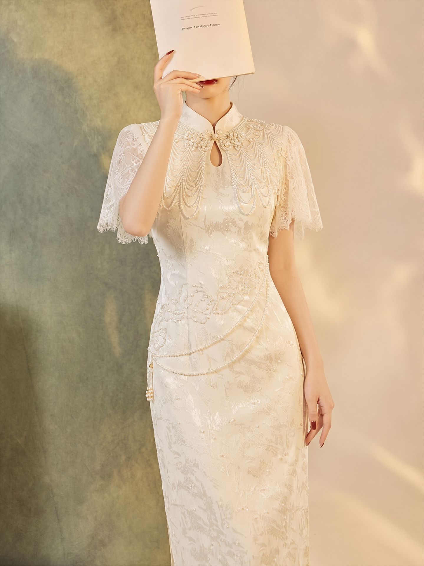 Đầm lễ phục dáng ôm kèm áo choàng ngọc trai tháo rời và thắt lưng — Mây vai, bộ đồ, Trang phục