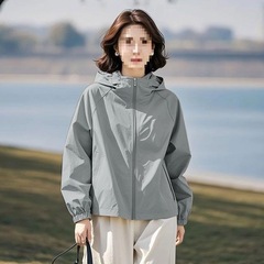 2025开春百搭超火酷飒拽姐高级感超好看女短款连帽外套减龄冲锋衣