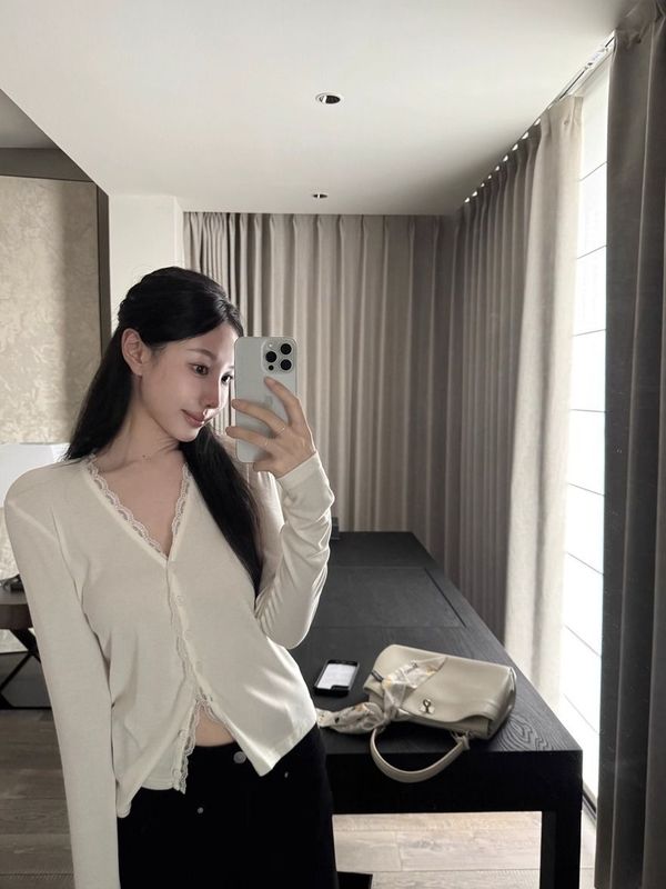 白色蕾丝拼接v领长袖T恤女秋季设计感修身开衫单排扣纯欲百搭上衣|undefined
