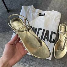 �F؛��Ƥ���ɫ�_�R��ЬŮ�ļ��⴩һ�֎�ƽ�׷����Aֺ���֛���Ь