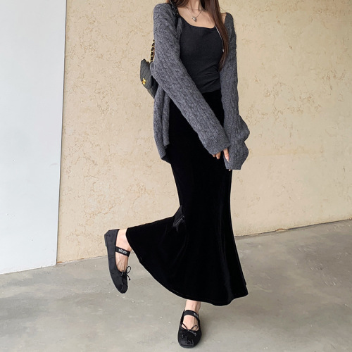 Simple gold velvet skirt, mermaid-style midi skirt—autumn/winter chic, slimming, figure-flattering, and versatile for a sleek, all-around look.
