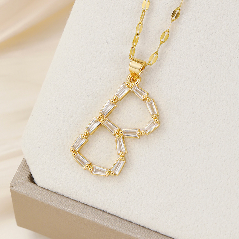 Venta caliente transfronteriza nuevo estilo de cobre con incrustaciones de circón 26 letras inglesas collar colgante T cuadrado de bambú letra cadena de clavícula femenina
