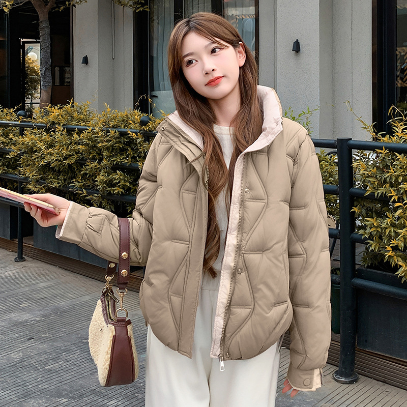 2025 moda de mujer nueva chaqueta de algodón de pluma corta ligera y delgada chaqueta de algodón de invierno de estilo exterior cuello de altura delgado abrigo grueso