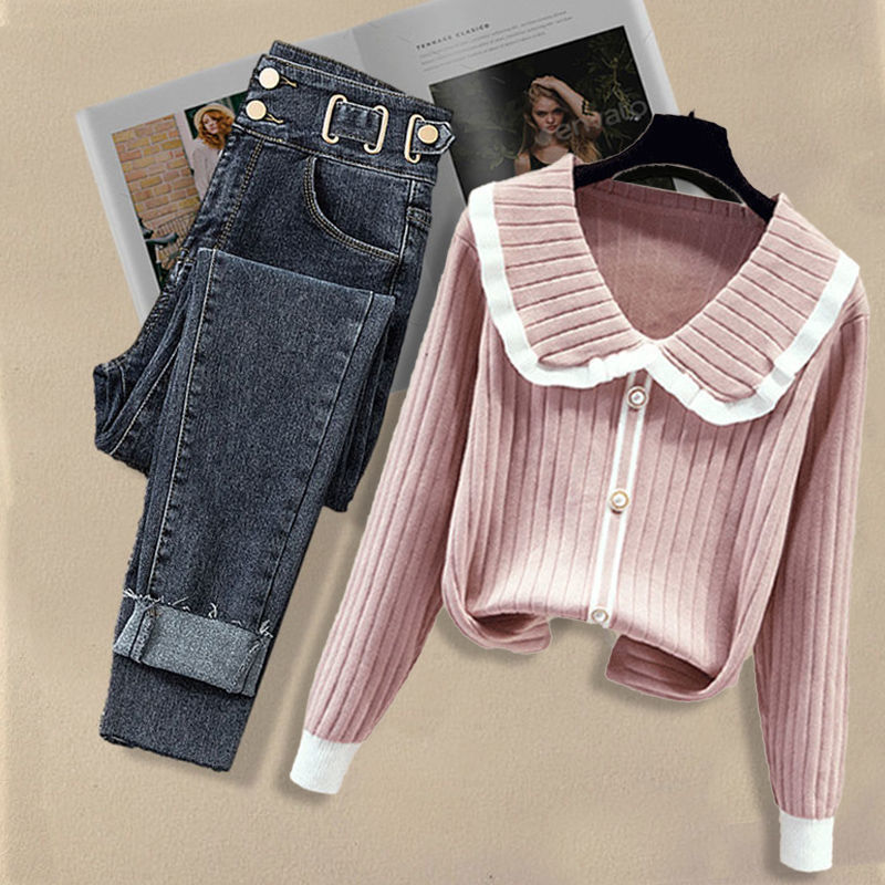 Damenbekleidung – Lockerer Strickpullover mit Peter-Pan-Kragen – Damen-Outfit-Set für den Herbst in Übergröße – Lockerer Strickpullover mit Peter-Pan-Kragen und Slimming-Jeans_voghion.com