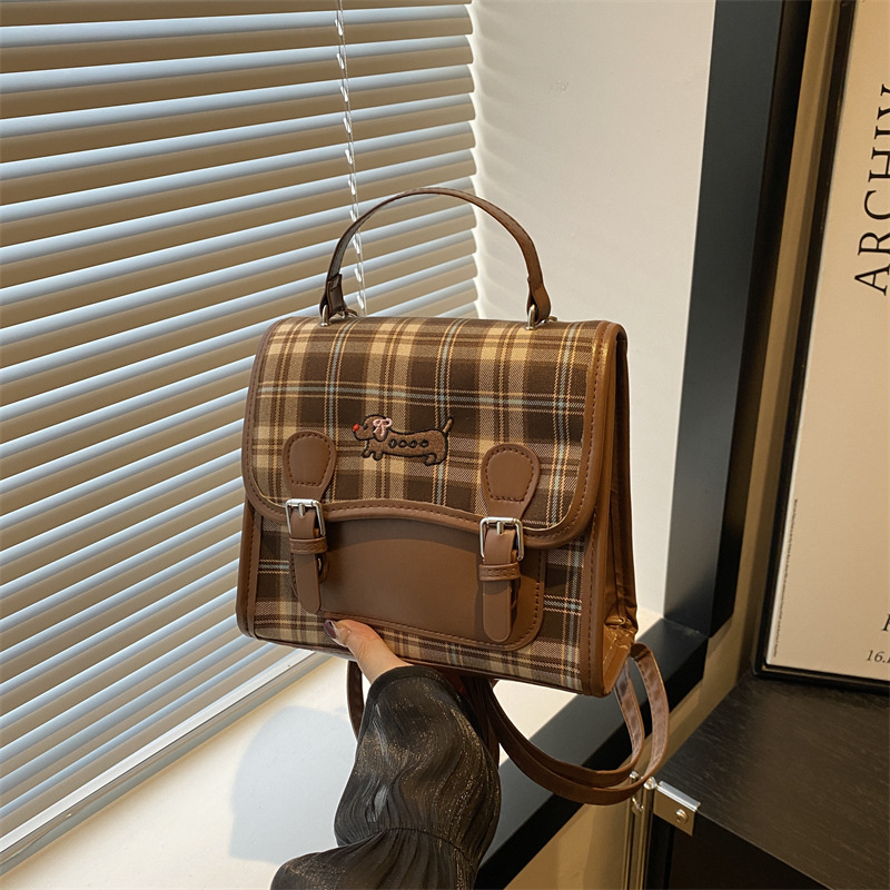 Bolsa de estilo universitario para mujeres 2024 otoño nuevo tipo de salchicha para estudiantes de clase bolsa de mano retro