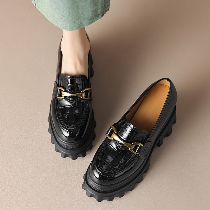 Giày loafer nữ mũi tròn đế xuồng platform tăng chiều cao, khóa kim loại — màu be, màu đen