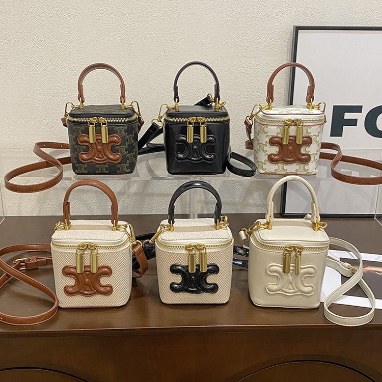 Cada bolso femenino es un trabajo minucioso del diseñador.