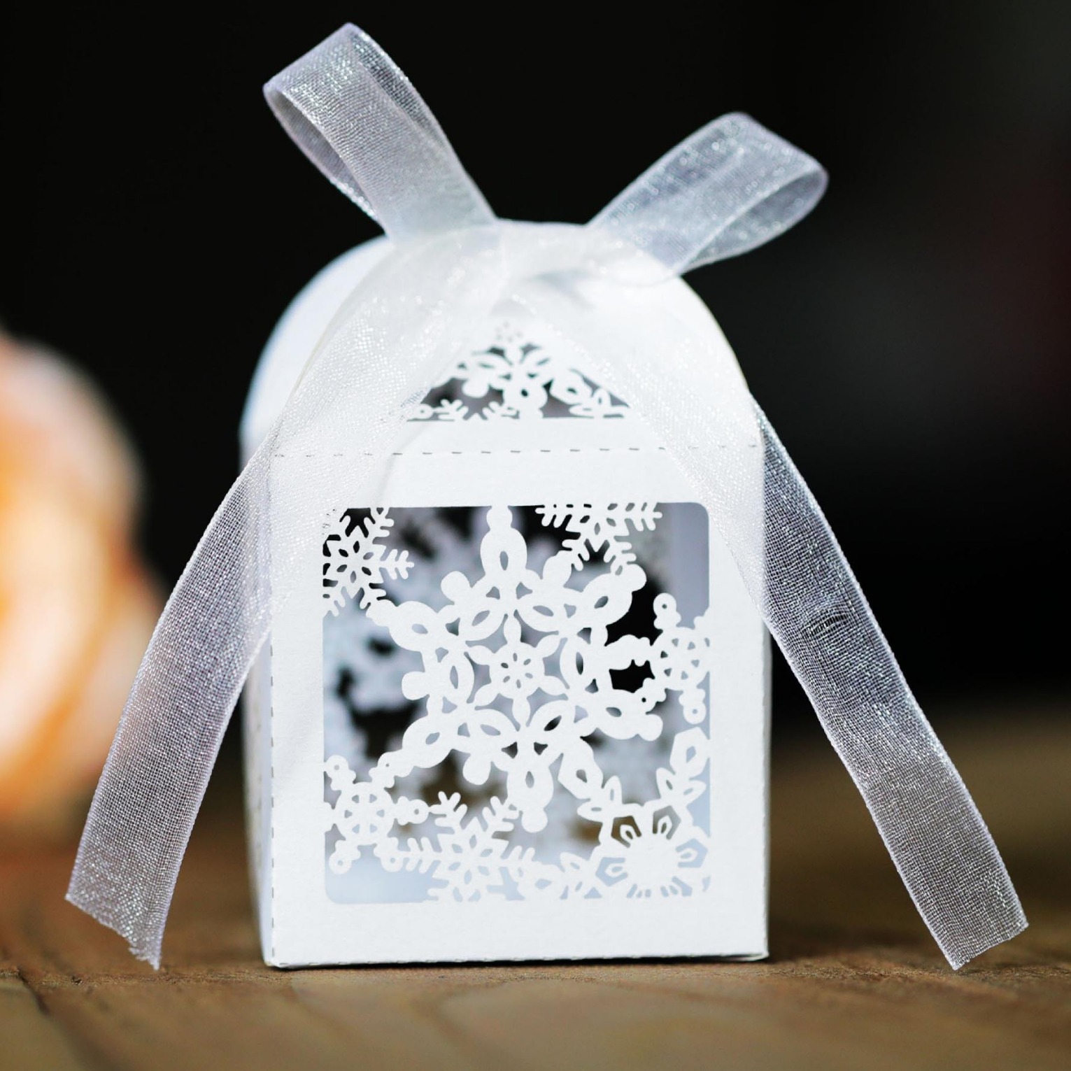 跨境新款喜糖盒镂空纸盒巧克力糖盒圣诞节日派对雪花现货工厂批发