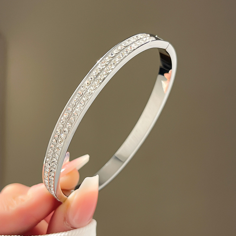 Yunyao cuatro hojas de hierba estrella pequeña cintura de titanio pulsera de acero de alta calidad nicho no desvanecerse moda transfronteriza al por mayor