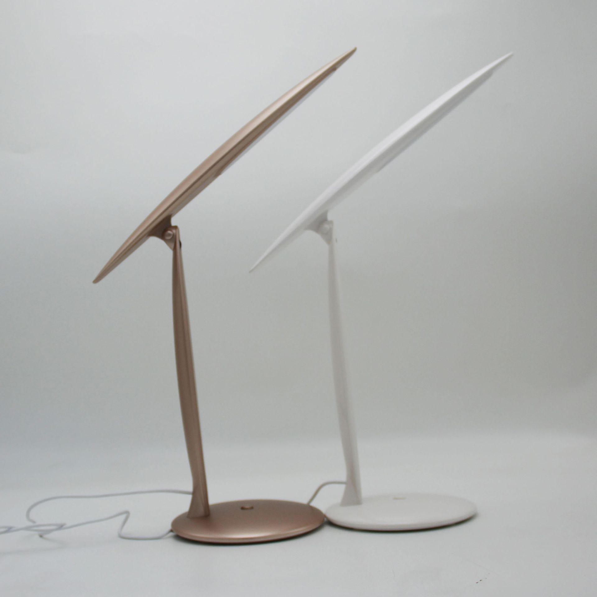 现代简约床头卧室装饰创意护眼学习书桌出口学生塑胶白色金色台灯