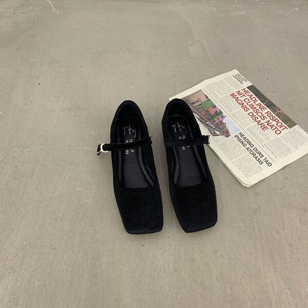 Autumn retro Mary Jane shoes square toe with a strap