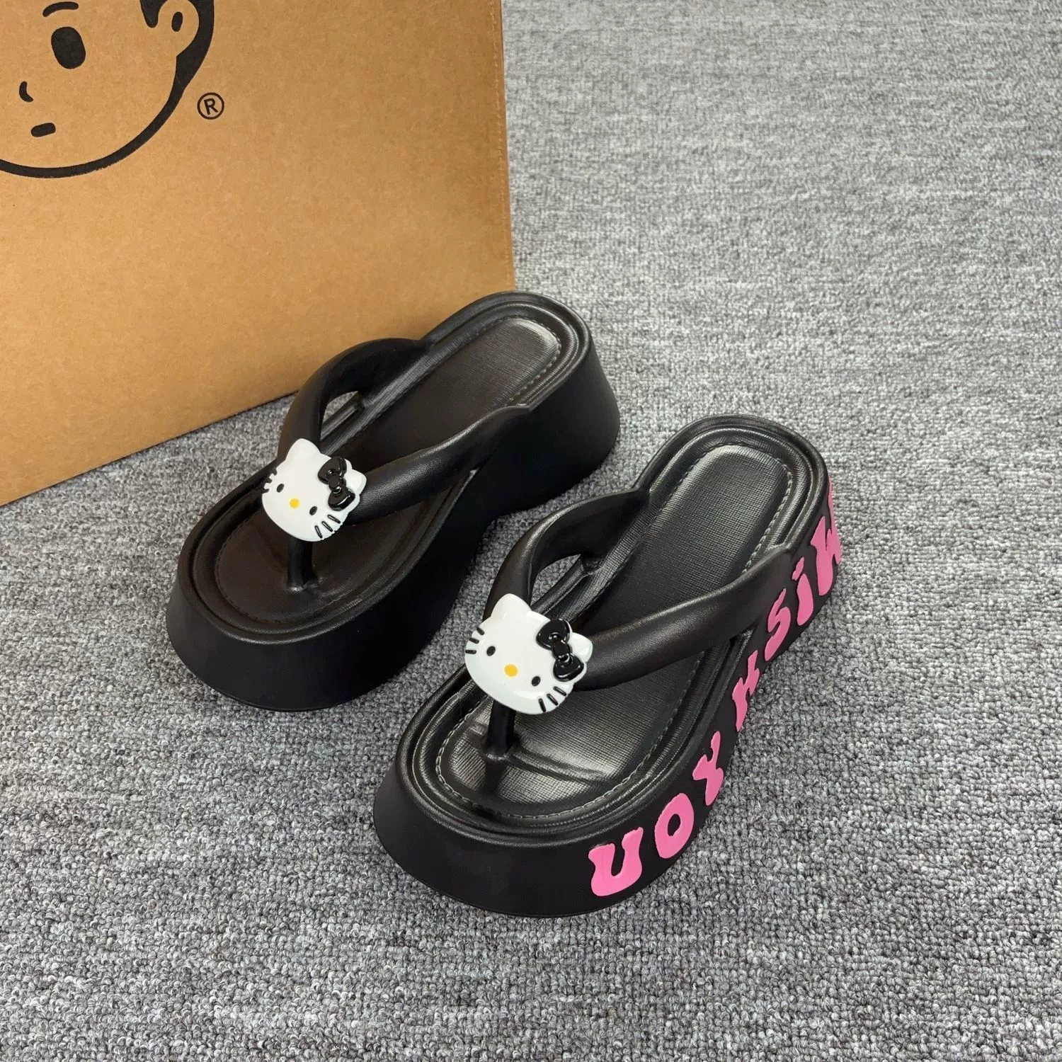 Красные тапочки женщины носят дикий модный темперамент летом 2025 года