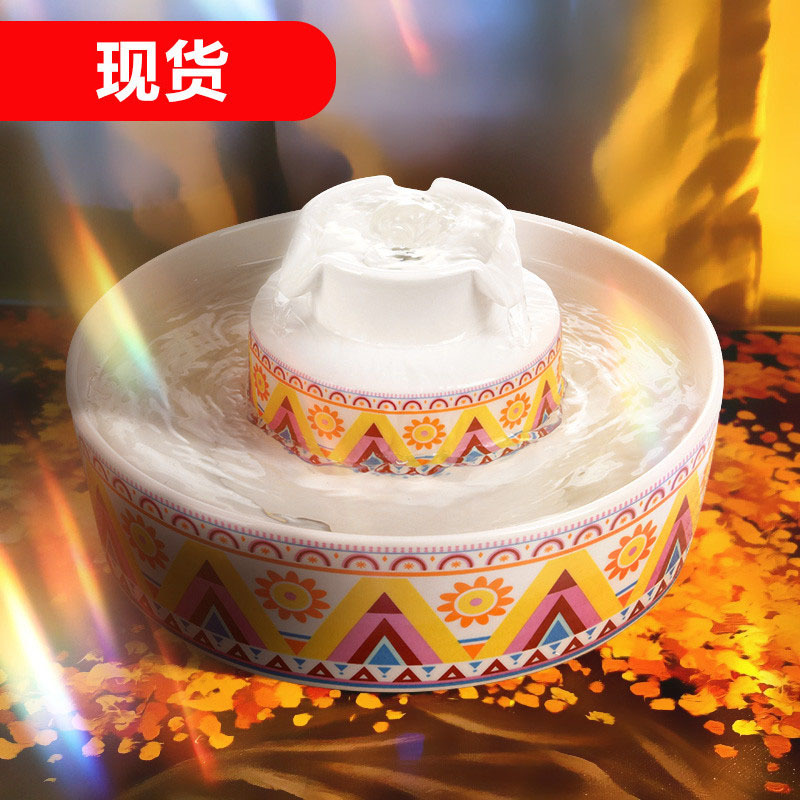 Глобальная световая керамическая домашняя кошка выпивает питье