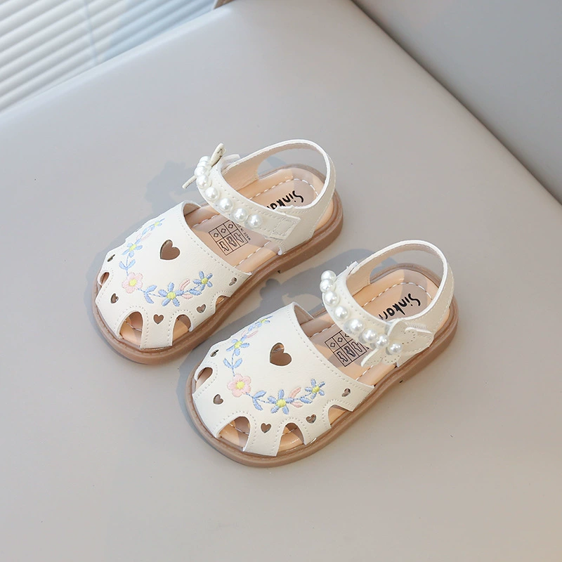 2025 Новые милые детские туфли с цветочным жемчугом, мягкая подошва, антискользящие сандалии для девочек, обувь для малышей