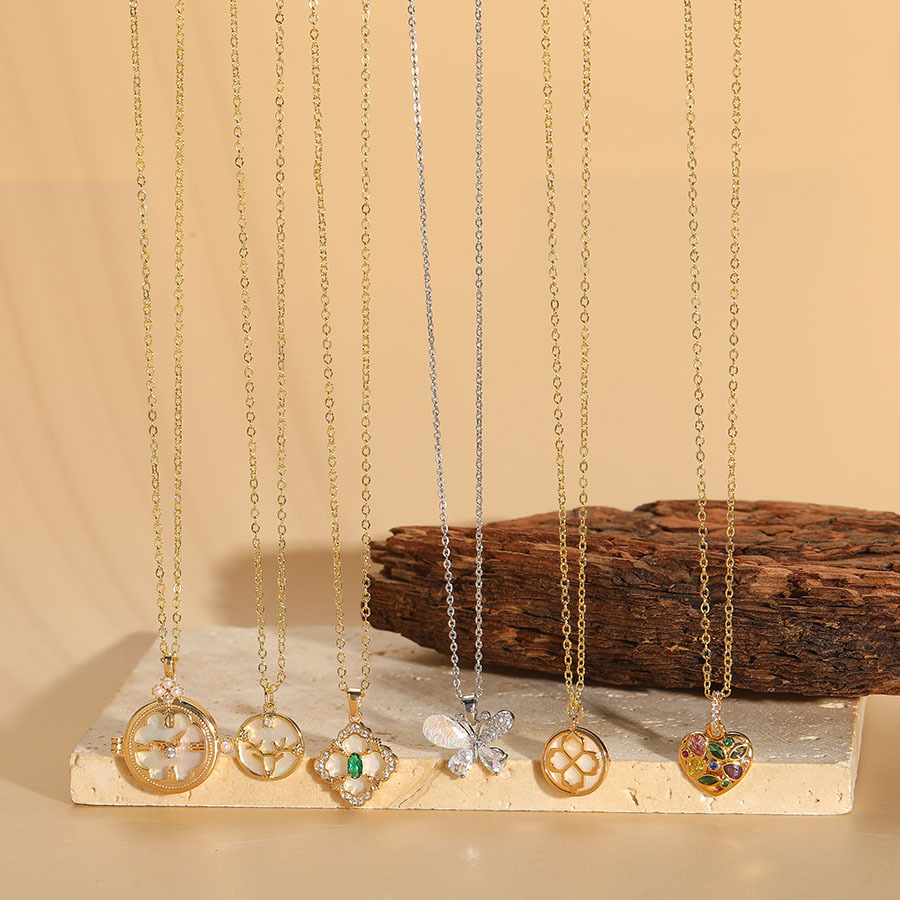 Verfijnde vlinderhanger met zirkonia voor dames. Sierlijke vergulde choker met een sprookjesachtige uitstraling. Hypoallergeen, lichtgewicht en vol._voghion.com