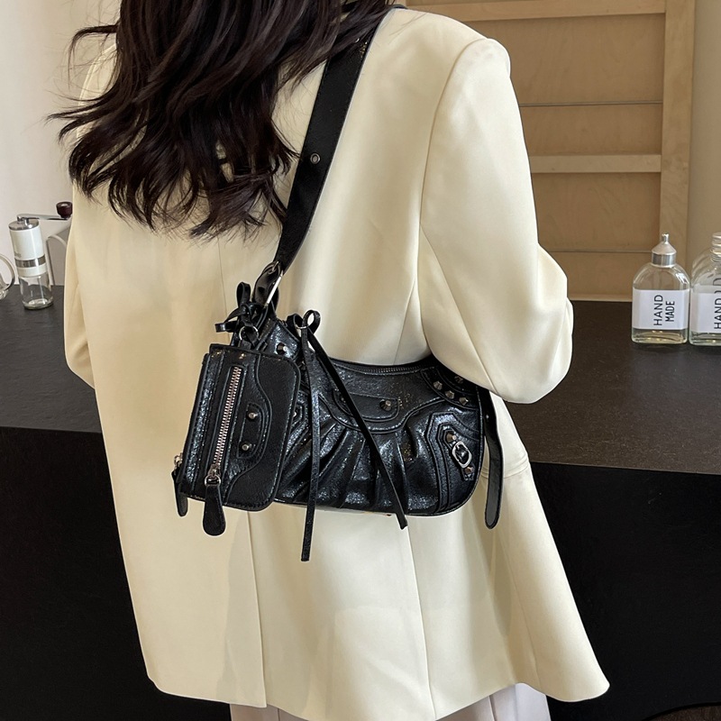 Bolso nuevo para la axila para mujer 2024 transfronterizo, plisado, media luna, bolso de hombro para mujer, remaches retro europeos/americanos, bolso de motero con estilo occidental image 2