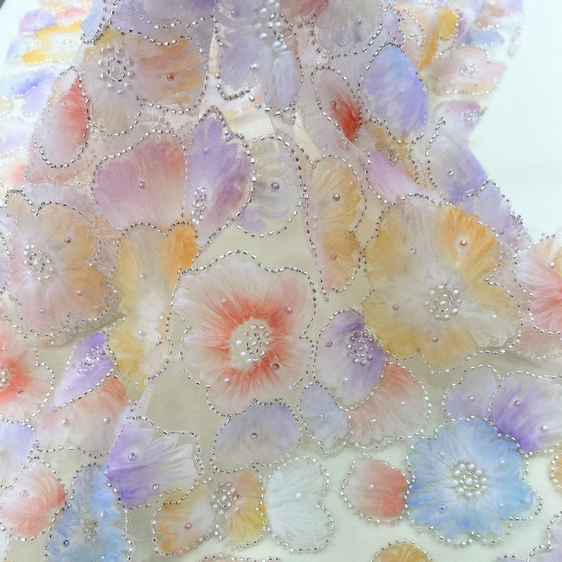 爆款密版立体印花彩色盘带绣花面料蕾丝婚纱礼服3D童装工厂绗绣