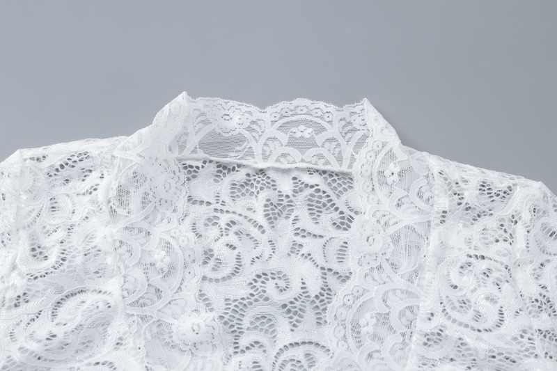 Stile Instagram da donna, taglio corto aderente con scollo a V profondo, ombelico scoperto e pizzo trasparente, maniche lunghe, piccante_voghion.com