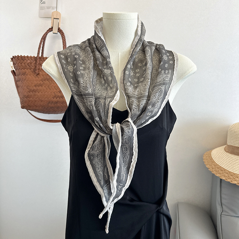 Lenço de seda com estampa de losangos para mulher estilo retro_voghion.com