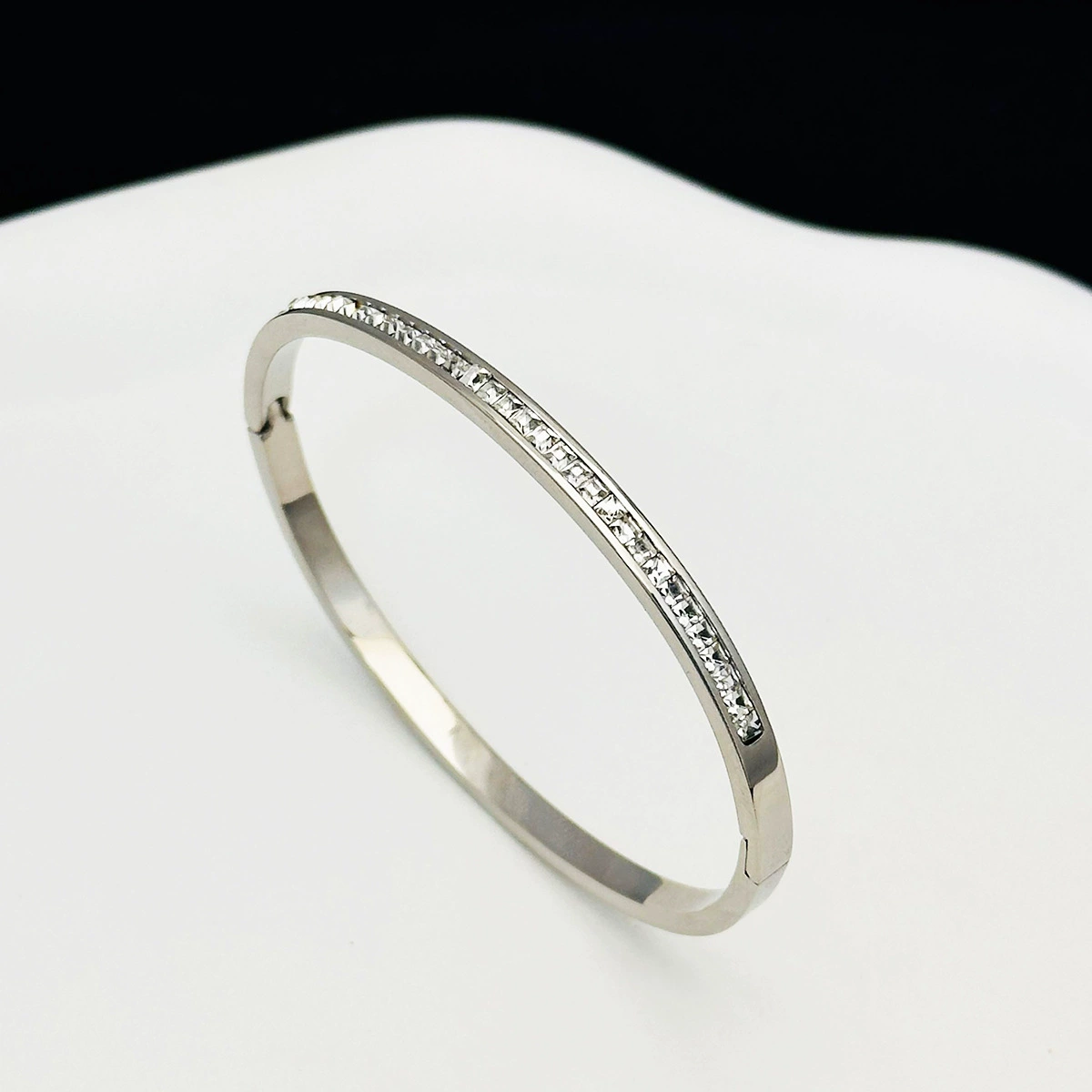 Маленькая изысканная брендовая женская bracelet из нержавеющей стали, не тускнеет, украшенный драгоценными камнями