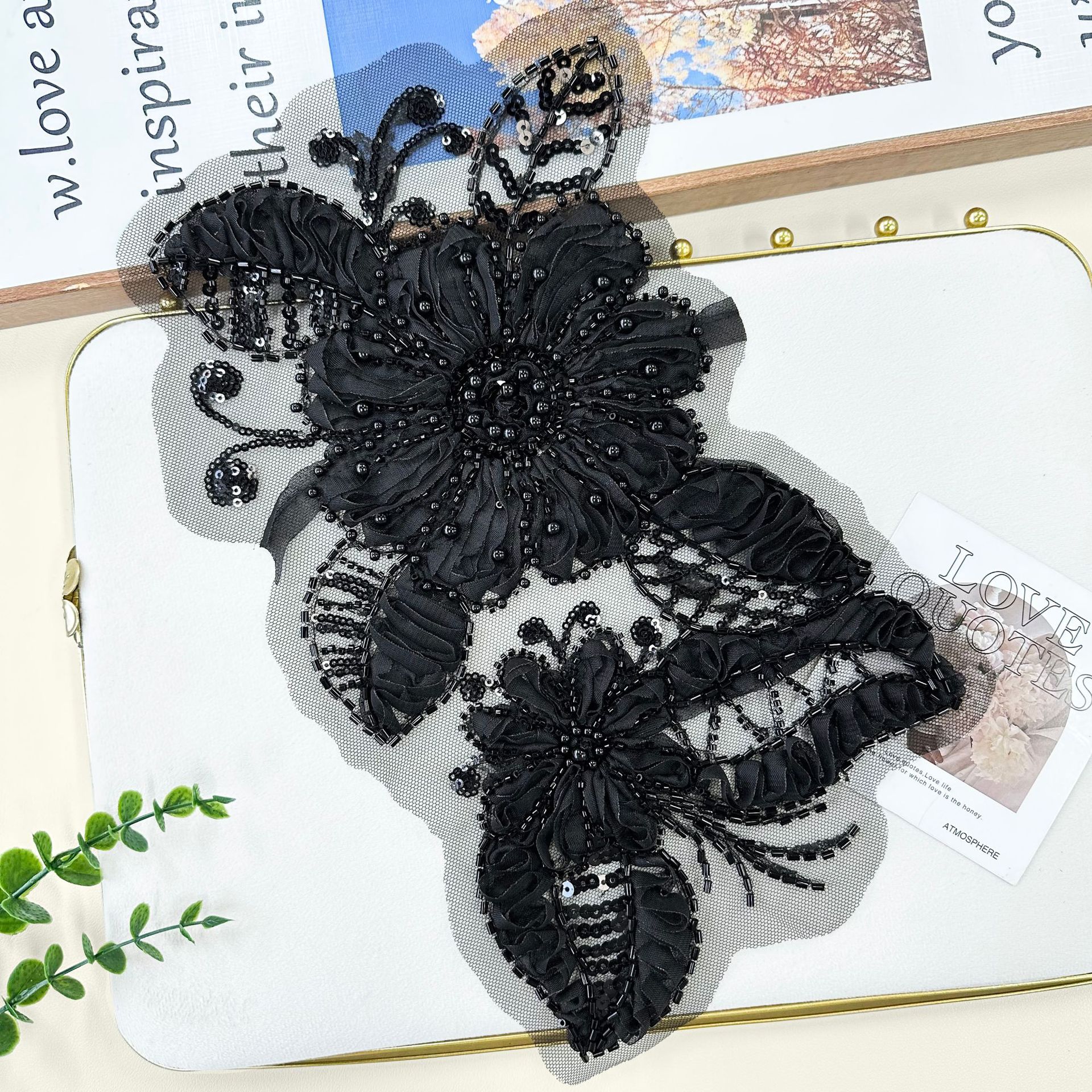 Tubo de perlas estereoscópicas blancas bordadas flores de tela de perlas de plata sequinilla malla accesorios vestido de boda DIY decoración decal