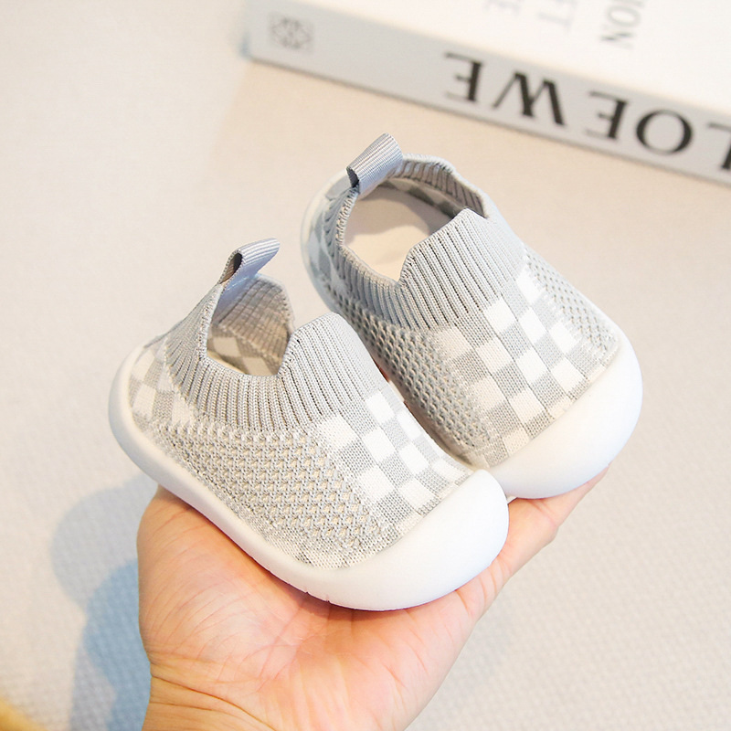 Zapatos de bebé zapatos de bebé de suela blanda zapatos deportivos antideslizantes transpirables de todo fósforo primavera y otoño nuevos zapatos de moda para niños al por mayor