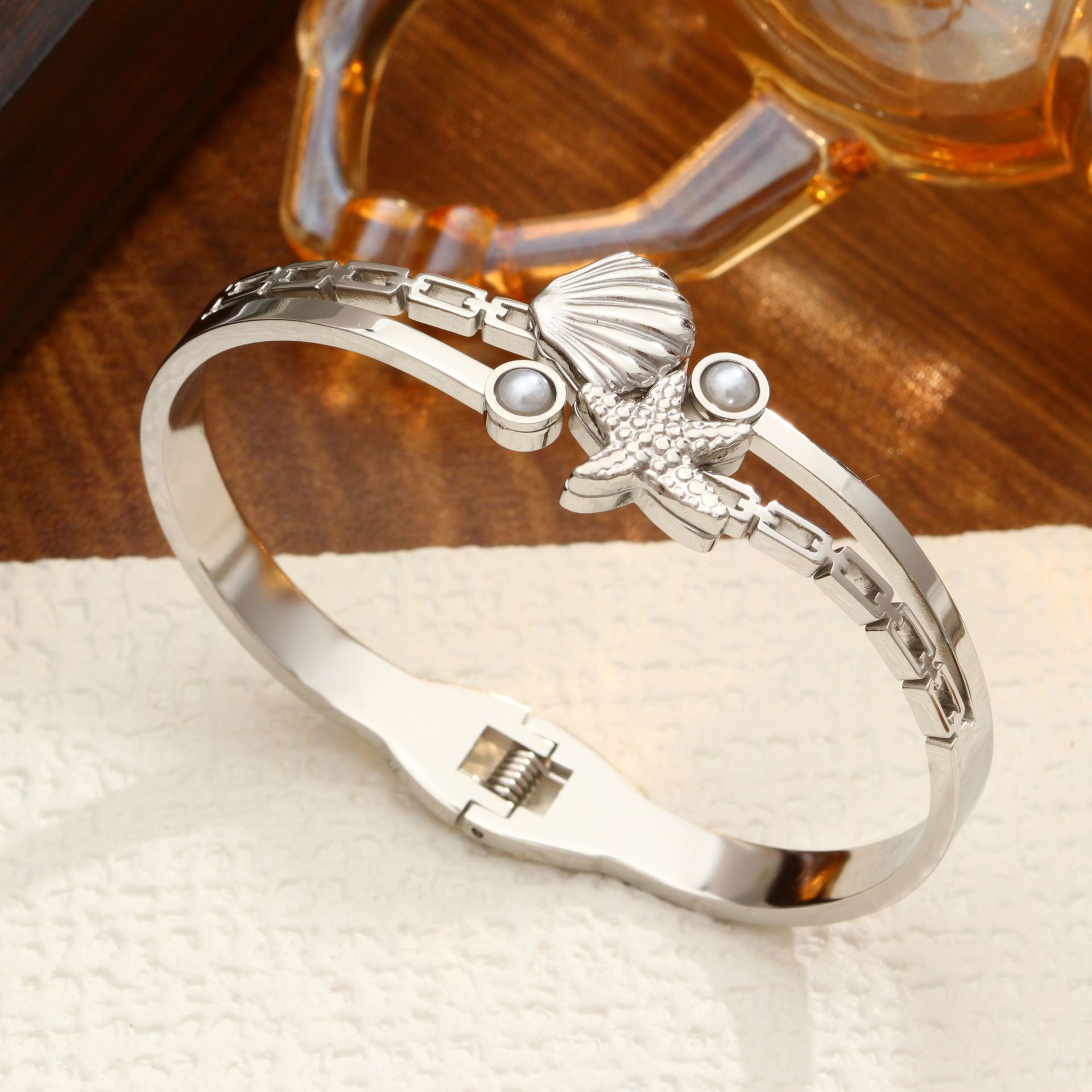 Spring-loaded starfish shell-steel color