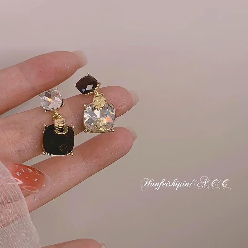 Orecchini asimmetrici in zircone per donna, design di nicchia, orecchini di alta qualità, gioielli per le orecchie leggeri e di lusso alla moda_voghion.com