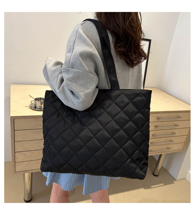 A new large-capacity diamond-shaped commuter handbag and fashionable single-shoulder tote bag for women in the niche cotton-padded jacket bag for autumn and winter 2024 undefined