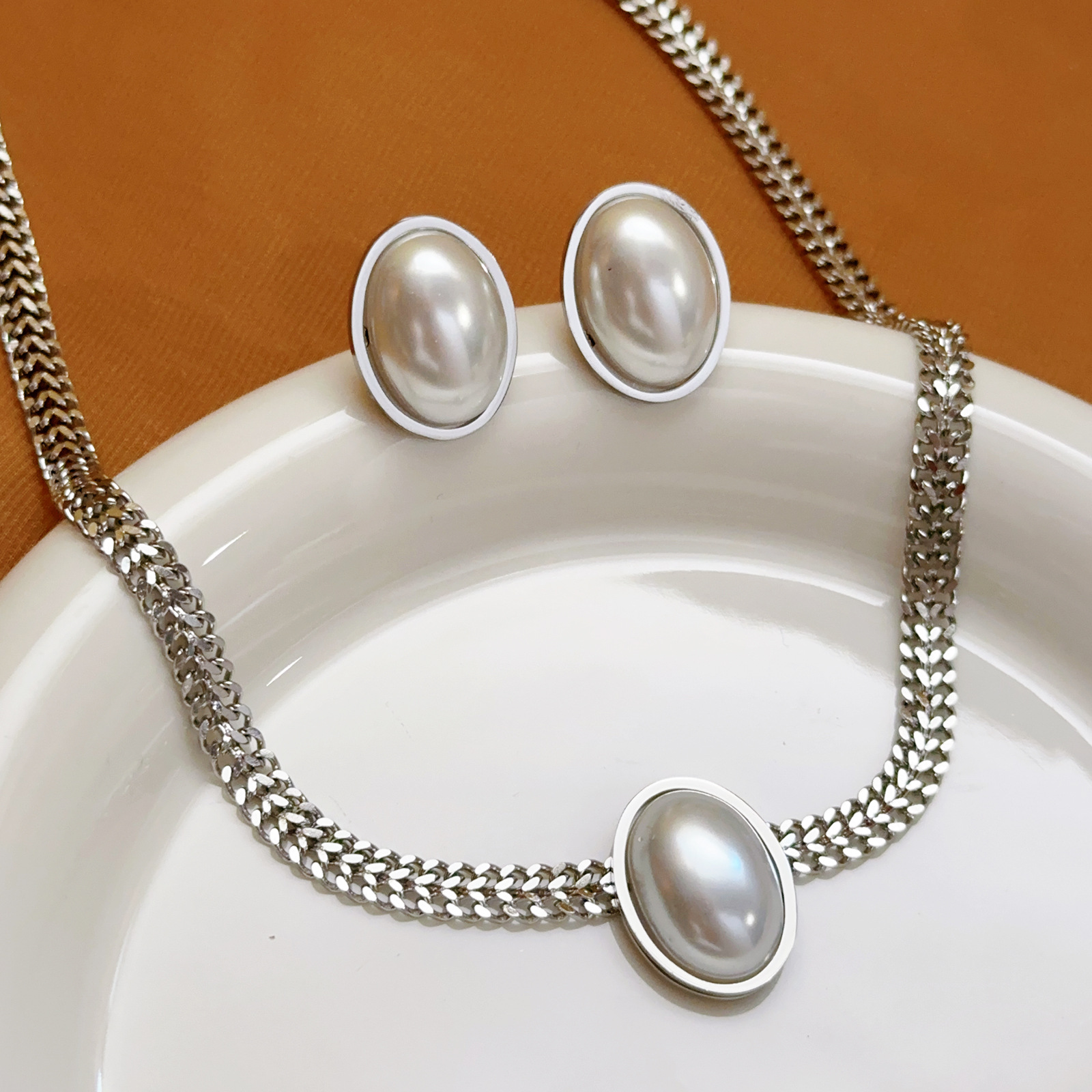 Traje de joyería de acero de titanio transfronterizo para mujer, temperamento retro, sentido de alta gama, sin decoloración, joyería de perlas de nicho al por mayor