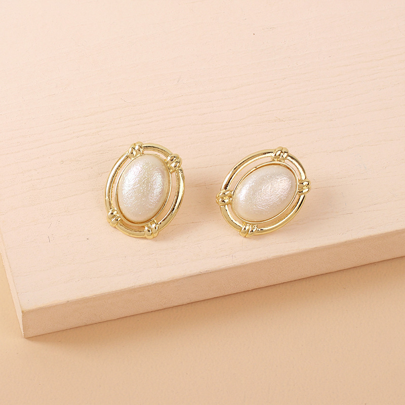 Fashion Geometric Oval Pearl Alloy Earrings Wholesale display picture 5